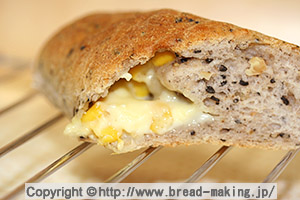 「チーズとコーンのライ麦パン」の断面イメージ写真